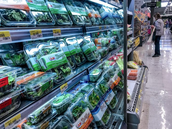 Plásticos de un solo uso en supermercados. Campaña Chile sin Plásticos. Fotos: Greenpeace Fotos de Prensa