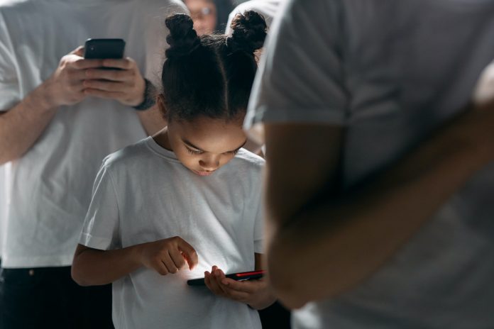 Al 54% de los papás chilenos le cuesta cumplir las normas digitales que impone a sus hijos