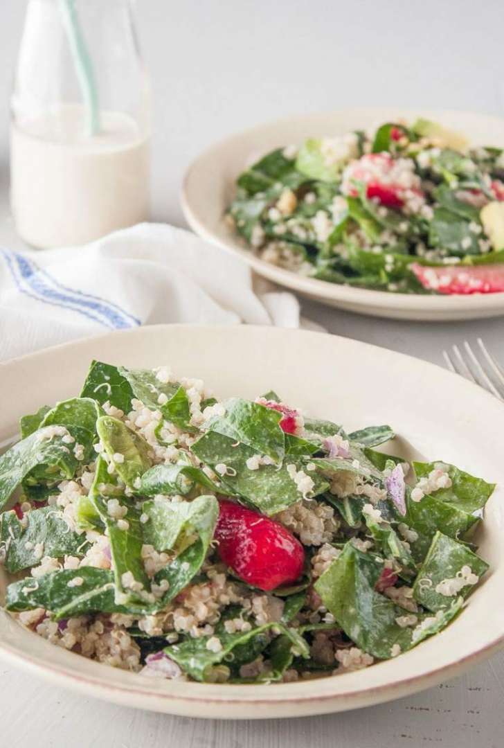 Ensaladas frescasEnsalada verde de acelga con aderezo de fresas y pasta de sésamo
