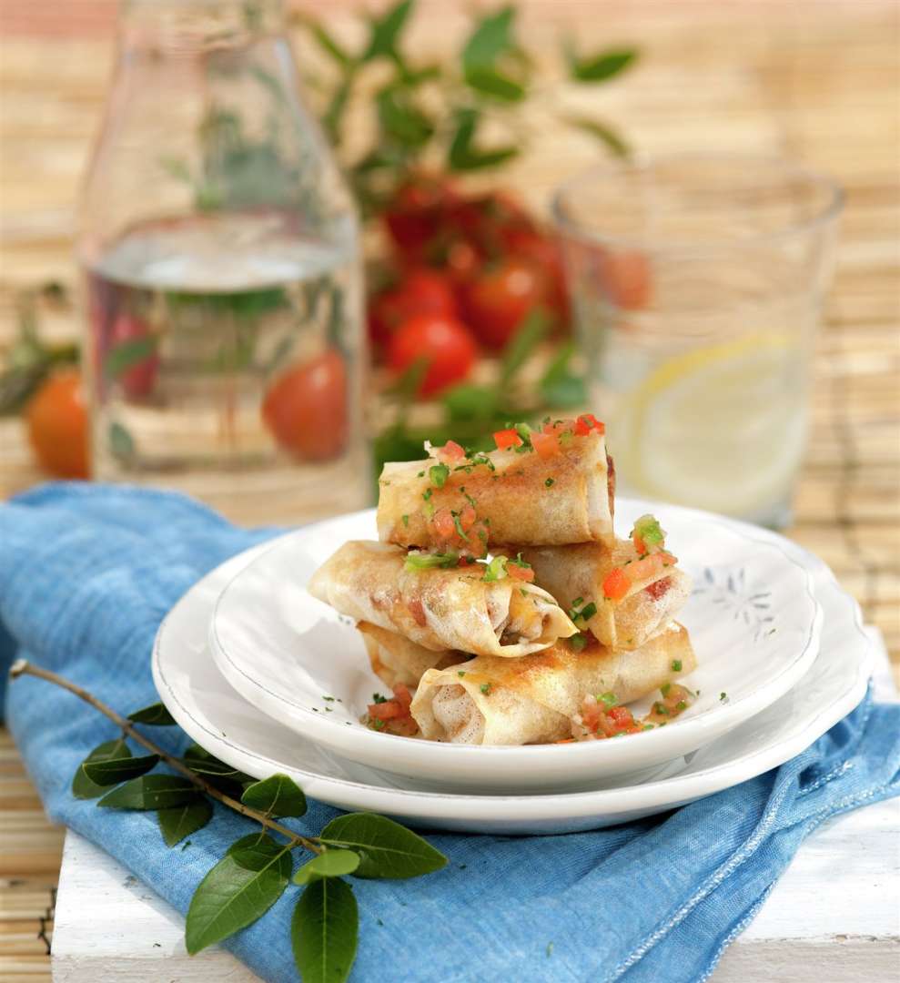 Rollitos de pasta brick con pollo y verduras Una sugerente manera de tomar el pollo y las verduras, envueltos en rollitos de pasta brick. Llevan pimientos verdes y rojos, cebolleta, ajo, tomate y las pechugas troceadas.