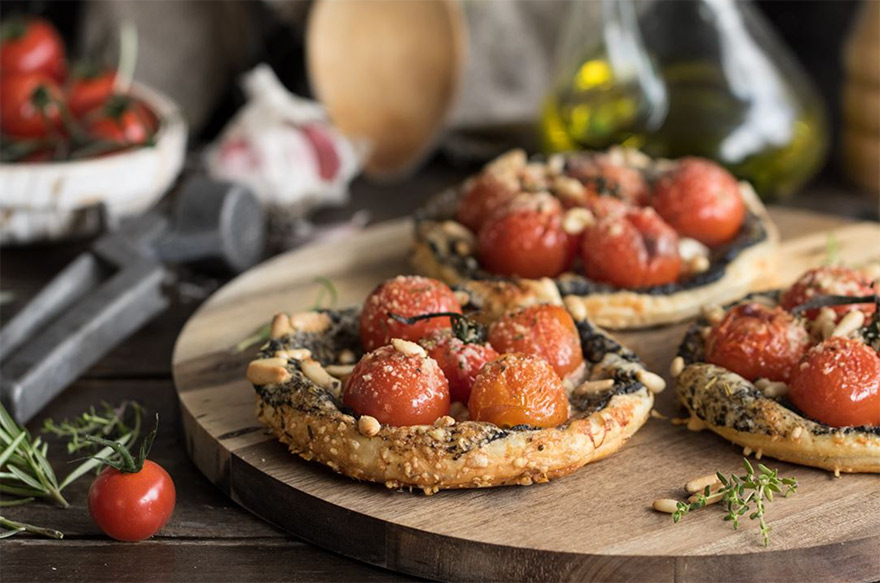 Montaditos de hojaldre con tomates cherry y aceitunas negras