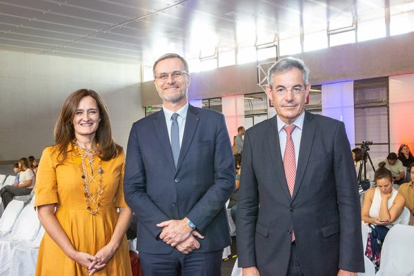 Revista VDS Chicureo 3 Maria Paz Cerda, Presidenta del Directorio, Director General AEFE, Olivier Brochet y Embajador de Francia, Pascal Teixeira