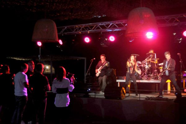 Revista VDS Chicureo Las Brisas de Chicureo despidió la temporada con su fiesta "Chao Verano" El sábado 1 de abril en el Club Las Brisas de Chicureo se realizó la gran fiesta “Chao Verano”.  Música en vivo con la Banda GP,  la que hizo cantar a todos los invitados, bar abierto y el DJ con su excelente música despidió el verano 2023