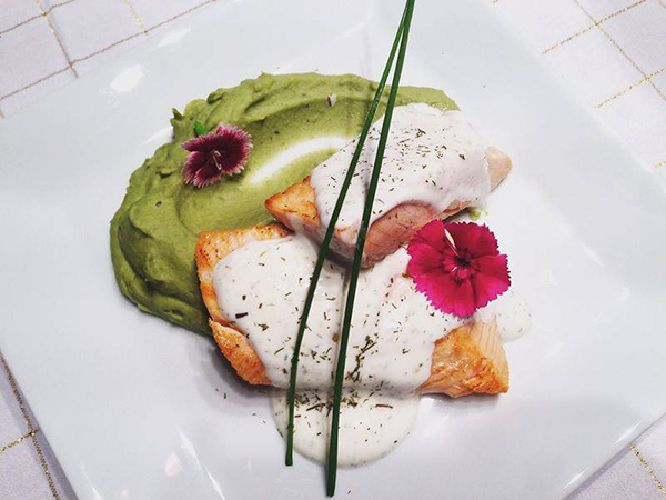 Salmón con salsa de eneldo acompañado de puré de habas a las finas hierbas