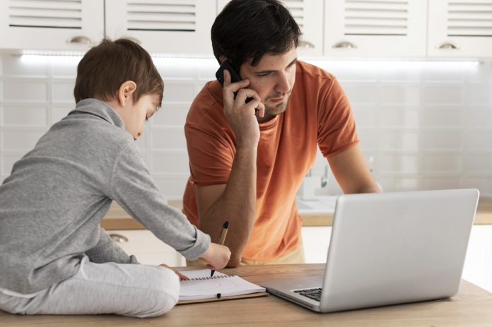 Estudio revela que usar el celular frente a tus hijos afecta su apego, provoca ansiedad y dificulta su desarrollo cognitivo